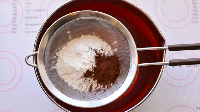 红丝绒蛋糕卷,搅拌好的牛奶糊里，筛入低筋面粉，（过筛的主要作用是可以去除粉类储存过程中产生的结块，让面粉更蓬松），