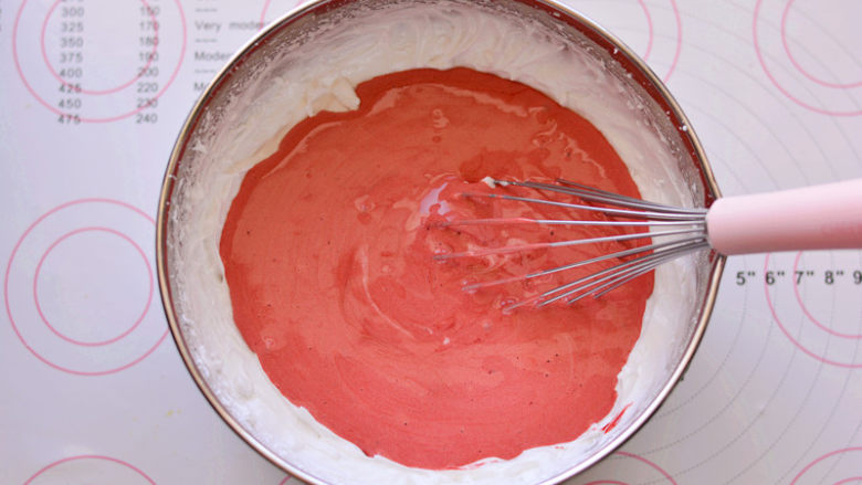 红丝绒蛋糕卷,然后将混合好的面糊全部倒入剩余的蛋白霜里，刮刀画Z字形快速翻拌均匀。

