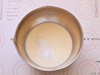 红丝绒蛋糕卷,淡奶油放在打蛋盆里，加入糖粉
