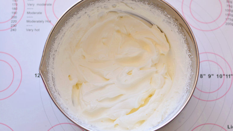 红丝绒蛋糕卷,用电动打蛋器打发奶油，如图中的状态就可以了
