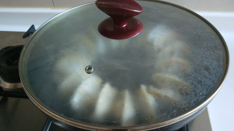 蛋包饺子  新文美食,倒入半碗冷水，盖上锅盖焖5分。