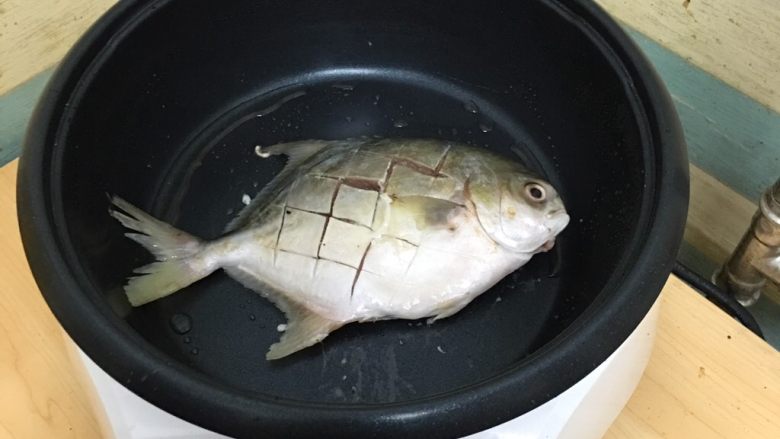 香煎鲳鱼,待油温升至7成热下鱼