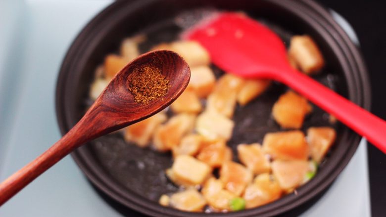清新养眼的翠竹报春,待鸡肉炒至变色后，加入花椒粉增加香味。
