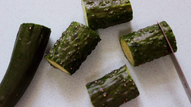 清新养眼的翠竹报春,现在开始做黄瓜盅，在黄瓜的两边切出约1厘米左右深度的薄片。