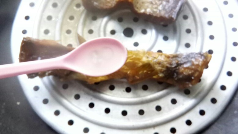 #年年有鱼#     川香炖腊鱼贴饼,上汽后，加米酒继续蒸制。