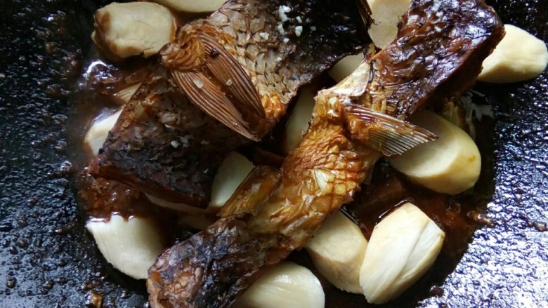 #年年有鱼#     川香炖腊鱼贴饼,将蒸好的腊鱼块放在杏鲍菇上。