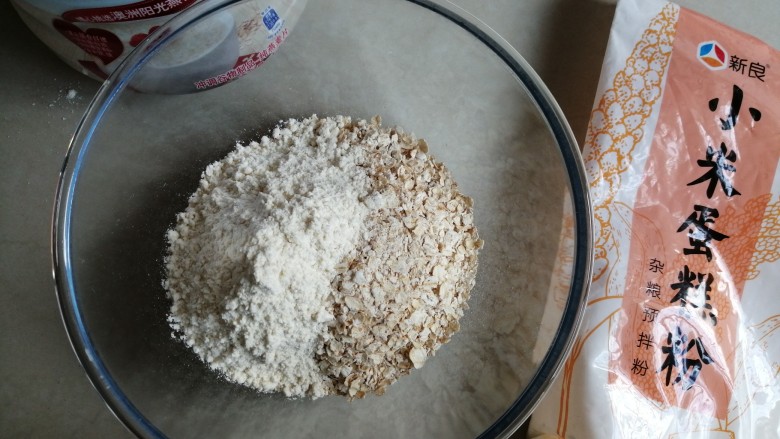 燕麦粗纤芝麻饼干,把燕麦片和蛋糕粉倒入盆里