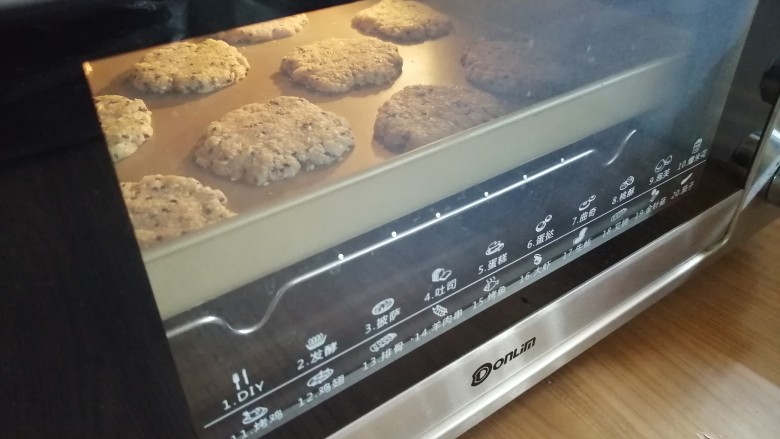 燕麦粗纤芝麻饼干,放入170度的东菱烤箱中下层烘烤20分钟左右