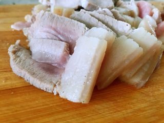 #猪五花肉#胡萝卜回锅肉,肉捞出不烫手后切成薄厚适中、均匀的薄片。肉要切成肥瘦相连的。
