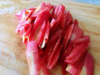 #猪五花肉#胡萝卜回锅肉,利用煮肉的时间，胡萝卜去皮，斜刀切成片。