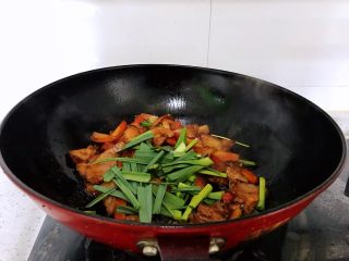 #猪五花肉#胡萝卜回锅肉,放盐、鸡精、蒜苗，翻炒匀。装盘。