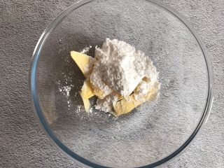 可可酥皮泡芙,室温软化的黄油加入糖粉