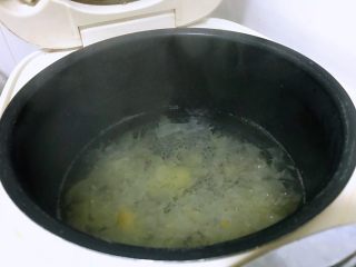 马蹄银耳红枣汤,电饭煲中加入原材料四倍水，水要一次加足，不要中途加水。按煮汤按钮，将银耳倒进锅中。