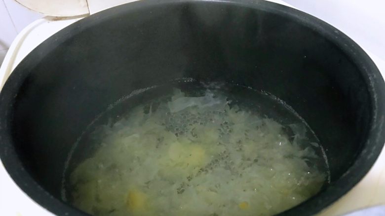 马蹄银耳红枣汤,电饭煲中加入原材料四倍水，水要一次加足，不要中途加水。按煮汤按钮，将银耳倒进锅中。