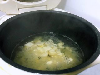 马蹄银耳红枣汤,再将马蹄块倒入，让它自己咕嘟煮着。