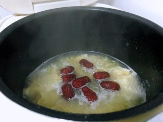 马蹄银耳红枣汤,三十分钟后，加入红枣。