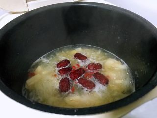 马蹄银耳红枣汤,加入枸杞冰糖继续煮十分钟就可以了。