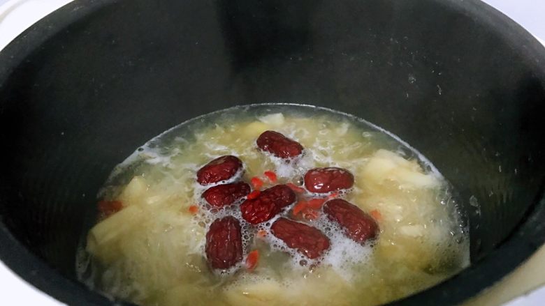 马蹄银耳红枣汤,加入枸杞冰糖继续煮十分钟就可以了。