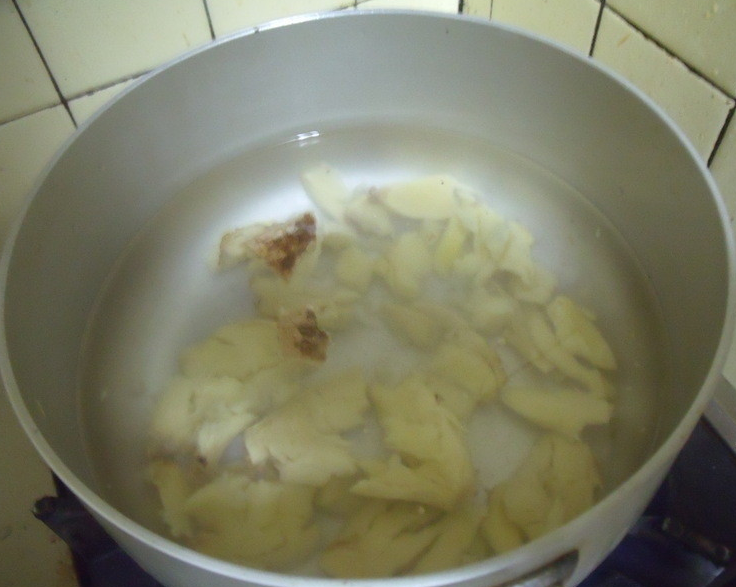 黑糖姜汁汤圆,姜切片,放入水中煮滚后,用小火煮约10~15分钟,煮太久会太辣。
