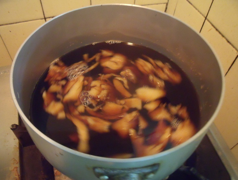 黑糖姜汁汤圆,放入黑糖,续用小火煮约10分钟即可。