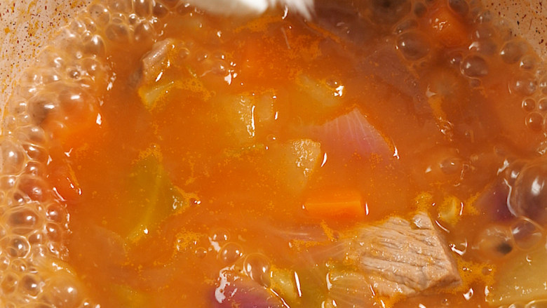 罗宋汤,再炖半小时左右，加一点盐调味，肉能咬动就可以出锅了。