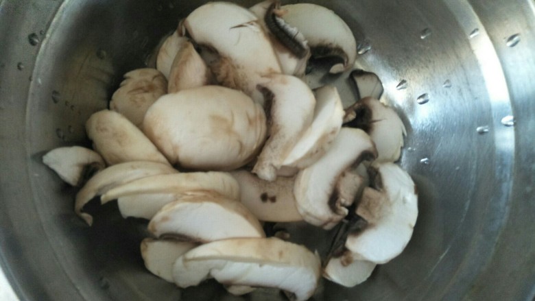 鸡胸丝蘑菇浓汤,蘑菇去蒂洗干净切成片状。