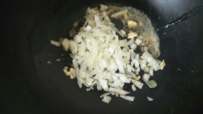 鸡胸丝蘑菇浓汤,放入洋葱碎