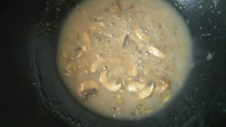 鸡胸丝蘑菇浓汤,放入蘑菇煮沸一会。