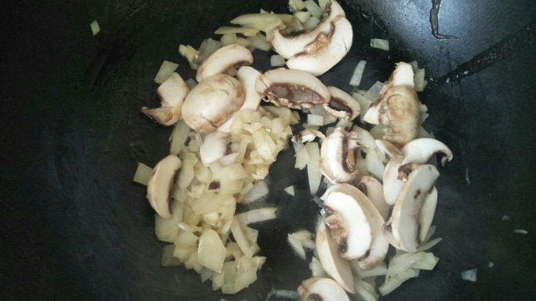 鸡胸丝蘑菇浓汤,再放入蘑菇片抄到蘑菇片变软盛出待用。