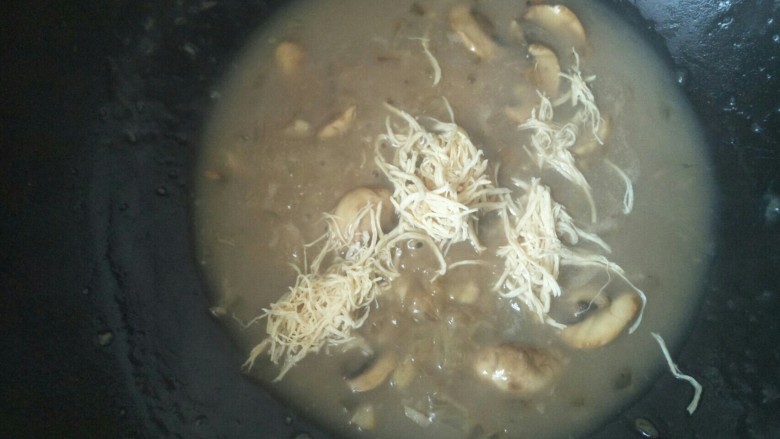鸡胸丝蘑菇浓汤,放入鸡丝搅拌均匀。