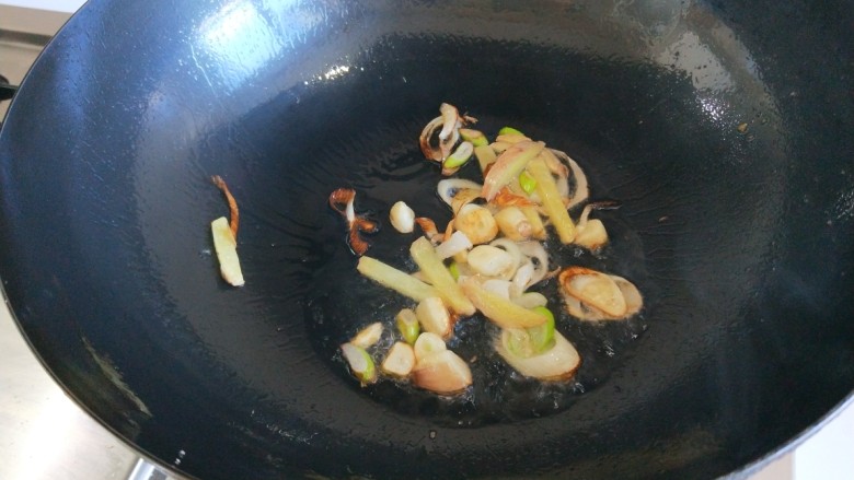 胡萝卜蒜苔炒肉末,锅中放入适量油炒香葱姜蒜，在铲出去，留下底油。