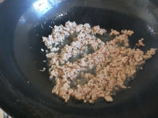 胡萝卜蒜苔炒肉末,倒入猪肉末炒散。