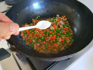 胡萝卜蒜苔炒肉末,加入半小勺盐。