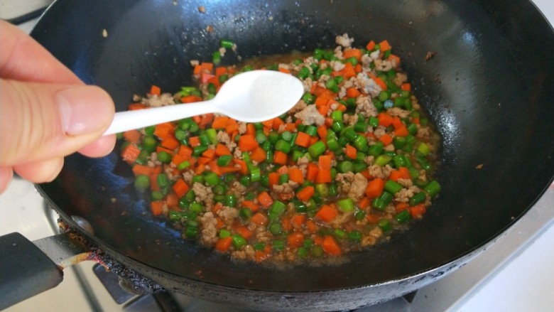 胡萝卜蒜苔炒肉末,加入半小勺盐。