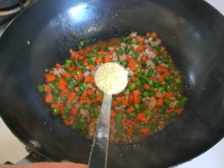 胡萝卜蒜苔炒肉末,加入一勺鸡精炒均匀即可出锅。