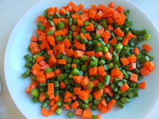 胡萝卜蒜苔炒肉末,胡萝卜切成小丁一起装盘。