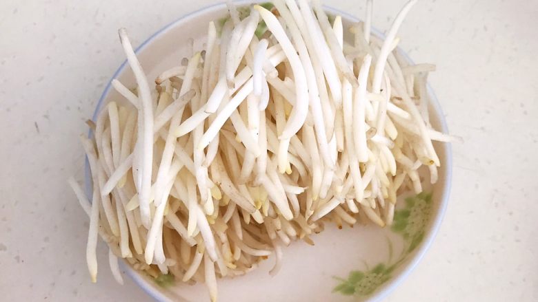 开胃小菜  炝拌银丝,剪掉绿豆芽的头尾