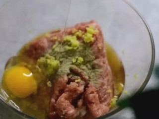 教你做湖南名菜——湘乡蛋卷,加入盐、料酒、白胡椒粉、姜末，鸡蛋、抓匀