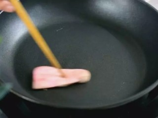 教你做湖南名菜——湘乡蛋卷,起锅，用猪皮在锅底抹一层薄油，小火煎蛋皮