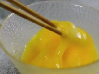 教你做湖南名菜——湘乡蛋卷,鸡蛋中加入盐、水淀粉，打匀备用
