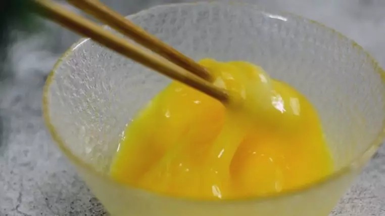 教你做湖南名菜——湘乡蛋卷,鸡蛋中加入盐、水淀粉，打匀备用