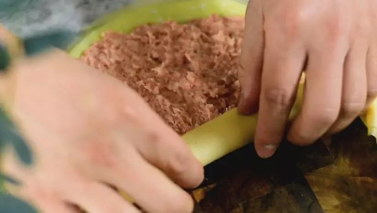 教你做湖南名菜——湘乡蛋卷,将肉糜均匀的抹在蛋皮上，卷起，两边收口