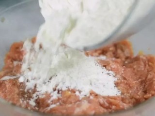 教你做湖南名菜——湘乡蛋卷,在倒入地瓜粉，抓匀腌制10分钟