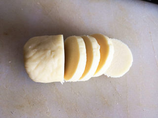 酥皮汤圆,酥皮材料从冰箱里拿出来，切成圆片，不要太厚了，厚度大约在3、4mm左右为宜，