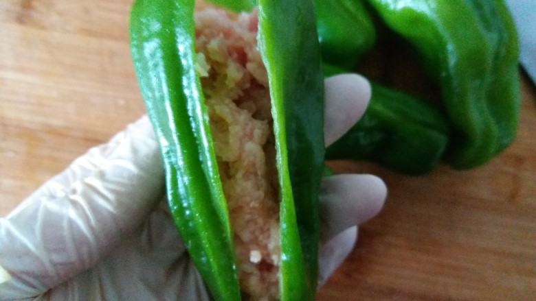 虎皮青椒酿肉,把调好肉馅儿装进青椒内。