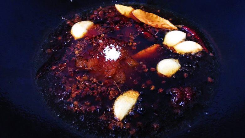 家庭版【冷串串】,放入火锅底料和白砂糖 小火熬出红油