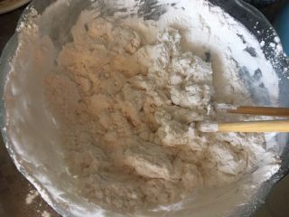水晶汤圆,木薯粉里倒入热开水，用筷子搅拌
