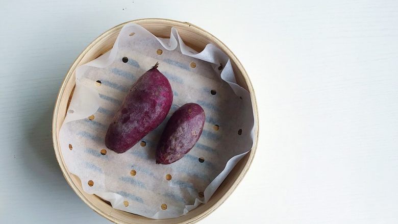 紫薯芝士风味球,食材处理：

紫薯洗干净后放进蒸笼屉里蒸熟