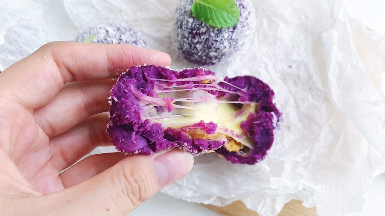 紫薯芝士风味球,紫薯的甜糯 芝士的咸香 以及肉松独特的口感 趁热吃 还可以拉丝哦