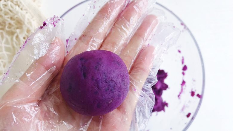 紫薯芝士风味球,然后包裹住食材搓成圆球如图